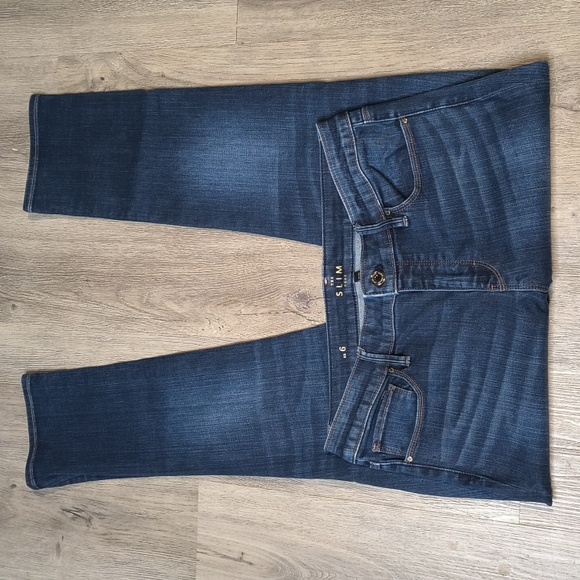 White House Black Market Denim - sac749 🧵White House Black Market The Slim Crop Leg Size 6 w/ 27.5" Inseam